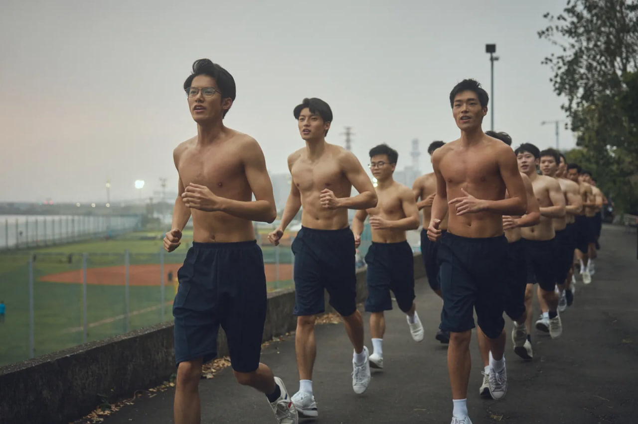 ภาพยนตร์ 《Marching On》 สัมภาษณ์ 3／“ฝูงหนุ่มเปลือยที่สะพานไบหลิง” กล้ามเนื้อวัยรุ่นดึงดูดสายตา เปิดเส้นทางฮีโร่